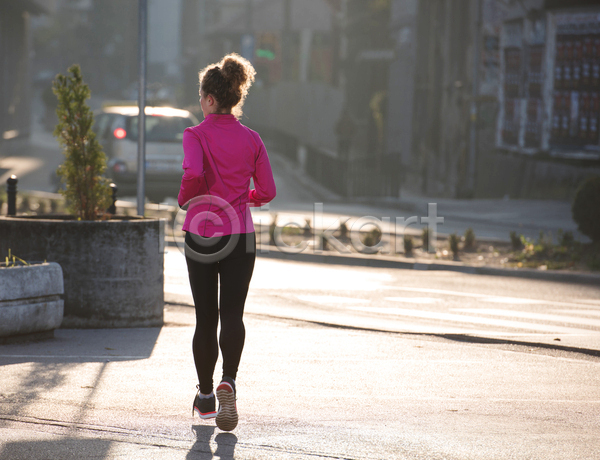 성인 성인여자한명만 여자 한명 JPG 뒷모습 포토 해외이미지 거리 건강 달리기 라이프스타일 러닝 마을 아침 야외 운동복 유산소운동 전신 조깅