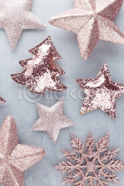 사람없음 JPG 포토 하이앵글 해외이미지 겨울 눈꽃 눈꽃무늬 눈송이 별 별모형 분홍색 실내 오브젝트 크리스마스장식 트리모양 회색배경