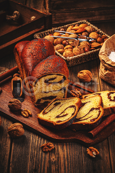 사람없음 JPG 포토 해외이미지 갈색 나무쟁반 빵 조각 집게 케이크 코코아가루 파운드케이크 호두