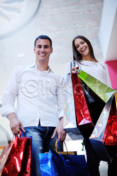 기쁨 행복 남자 두명 성인 성인만 여자 JPG 앞모습 포토 해외이미지 들기 라이프스타일 상반신 쇼핑 쇼핑몰 쇼핑백 커플