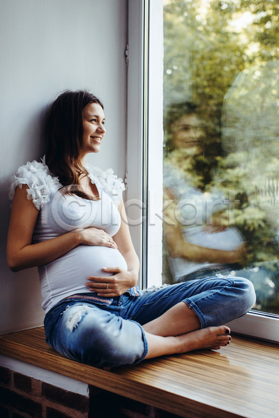 미래 행복 희망 사람 성인 아기 여자 한명 JPG 포토 해외이미지 건강 돌봄 라이프스타일 백그라운드 뷰티 세로 실내 앉기 엄마 임산부 임신 주택 창문 흰색