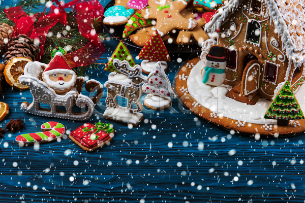 사람없음 JPG 포토 해외이미지 과자집 나무배경 눈(날씨) 루돌프 산타클로스 선물상자 실내 지팡이모양 진저쿠키 쿠키 크리스마스 크리스마스트리모양쿠키