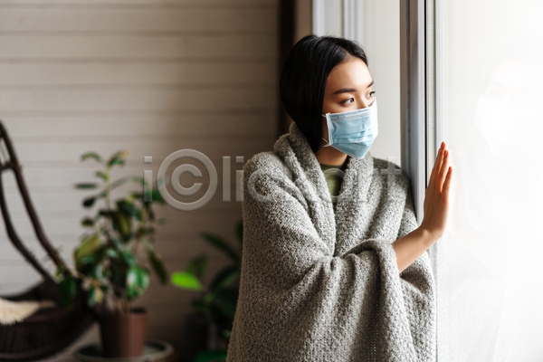 추위 피곤 동양인 사람 성인 성인여자한명만 여자 한명 JPG 포토 해외이미지 감기(질병) 감염 담요 덮기 라이프스타일 마스크 상반신 응시 질병 창문