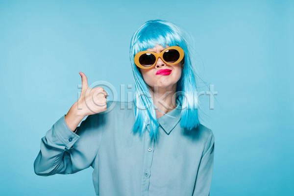 성인 성인여자한명만 여자 한명 JPG 앞모습 포토 해외이미지 가발 따봉 상반신 선글라스 하늘색 힙스터