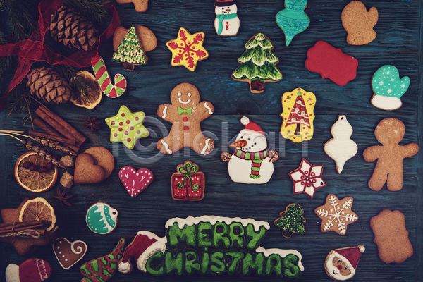 사람없음 JPG 포토 하이앵글 해외이미지 나무배경 눈사람 솔방울 실내 진저맨 진저쿠키 쿠키 크리스마스 크리스마스트리모양쿠키