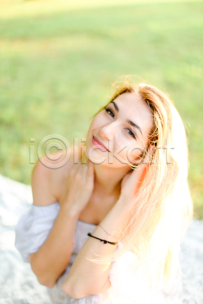 만족 즐거움 행복 사람 여자 한명 JPG 포토 해외이미지 금발 내추럴 닫기 뷰티 야외 여름(계절) 입술 자연 초록색 코트 흰색