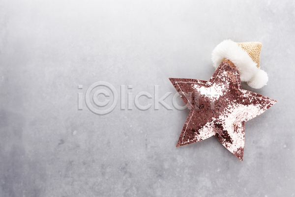 사람없음 JPG 포토 하이앵글 해외이미지 겨울 별 별모형 산타모자 실내 오브젝트 카피스페이스 크리스마스장식 한개 회색배경