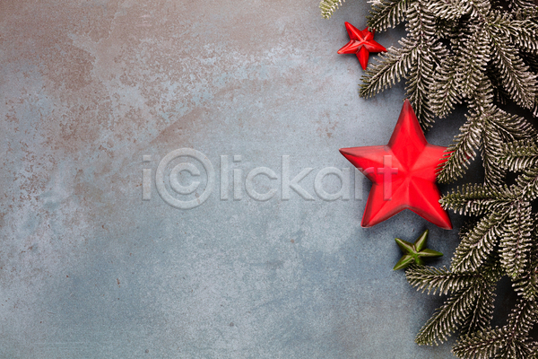 사람없음 JPG 포토 하이앵글 해외이미지 겨울 별 별모형 실내 오브젝트 잎 카피스페이스 크리스마스 크리스마스장식 회색배경