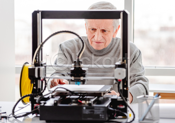 남자 노년 노인남자한명만 한명 JPG 앞모습 포토 해외이미지 3D프린터 4차산업 과학기술 기술자 만들기 상반신 실내 인공 작업 제조