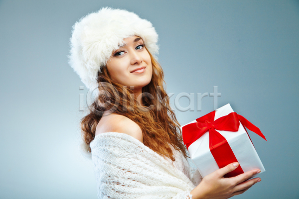 기쁨 새로움 축하 행복 사람 성인 여자 한명 JPG 포토 해외이미지 갈색머리 고립 긍정 놀람 드레스 리본 모델 백그라운드 뷰티 빨간색 상자 생일 선물 쇼핑 연도 유행 잡기 주기 크리스마스 표현 휴가 흰색