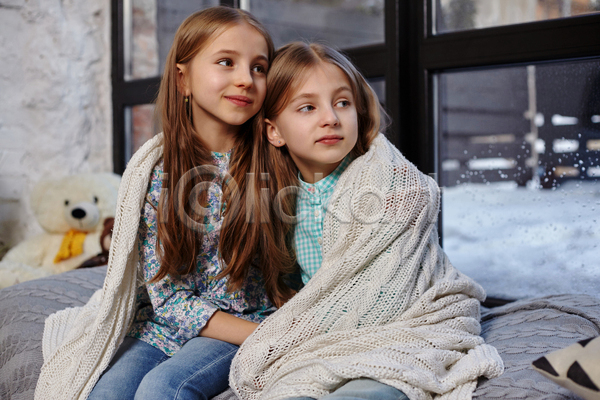 두명 소녀(어린이) 소녀만 어린이 여자 JPG 앞모습 포토 해외이미지 담요 덮기 미소(표정) 상반신 실내 앉기 언니 여동생 응시 자매