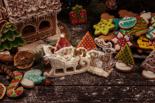 사람없음 JPG 포토 해외이미지 과자집 나무배경 루돌프 산타모양 실내 진저쿠키 쿠키 크리스마스