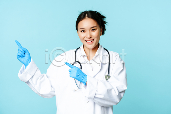 동양인 성인 성인여자한명만 여자 한명 JPG 앞모습 포토 해외이미지 가리킴 상반신 실내 의료진 의사 청진기 파란배경