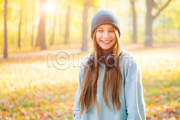 10대 십대여자한명만 여자 청소년 한명 JPG 앞모습 포토 해외이미지 가을(계절) 낙엽 단풍 상반신 야외 웃음 주간