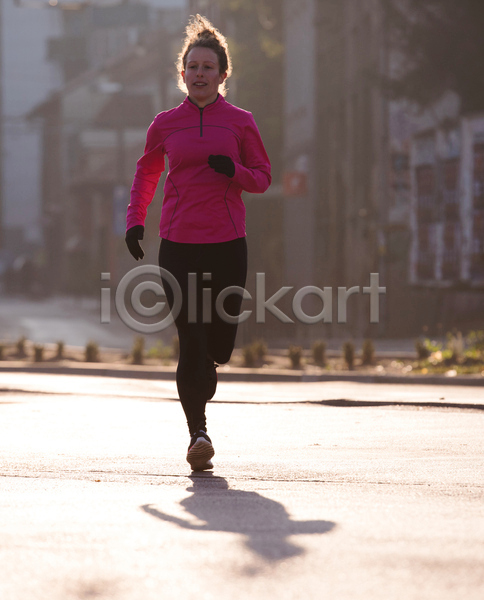 성인 성인여자한명만 여자 한명 JPG 앞모습 포토 해외이미지 거리 건강 달리기 라이프스타일 러닝 마을 아침 야외 운동복 유산소운동 전신 조깅 햇빛