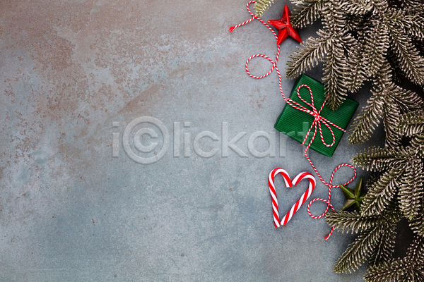 사람없음 JPG 포토 하이앵글 해외이미지 겨울 끈 별 별모형 선물상자 실내 오브젝트 잎 지팡이사탕 카피스페이스 크리스마스 크리스마스장식 회색배경
