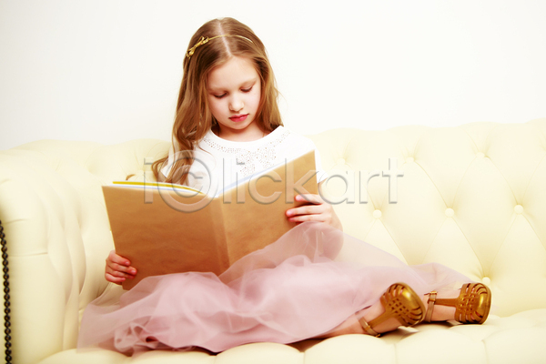집중 소녀(어린이) 소녀한명만 어린이 여자 한명 JPG 앞모습 포토 해외이미지 독서 들기 소파 실내 앉기 전신 책