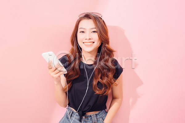 즐거움 동양인 성인 성인여자한명만 여자 한명 JPG 앞모습 포토 해외이미지 노래감상 들기 상반신 스마트폰 실내 웃음 이어폰