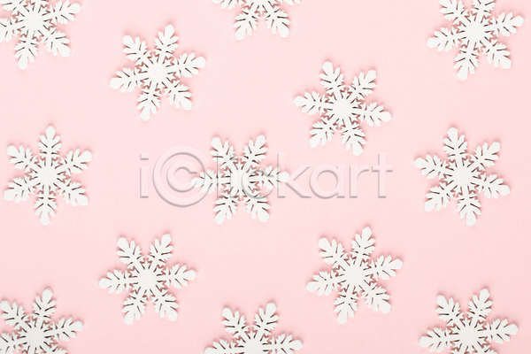 사람없음 JPG 포토 하이앵글 해외이미지 겨울 눈꽃 눈꽃무늬 눈송이 분홍색배경 실내 오브젝트 크리스마스장식 패턴 패턴백그라운드