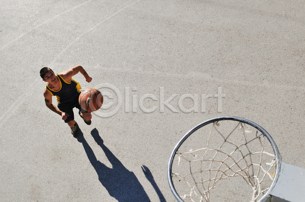 청춘(젊음) 남자 성인 성인남자한명만 한명 JPG 포토 하이앵글 해외이미지 그림자 농구 농구공 농구대 농구장 슛 야외 전신 점프 주간