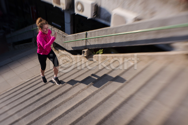 성인 성인여자한명만 여자 한명 JPG 옆모습 포토 해외이미지 건강 계단 달리기 라이프스타일 러닝 아침 야외 오르기 운동복 유산소운동 전신 조깅