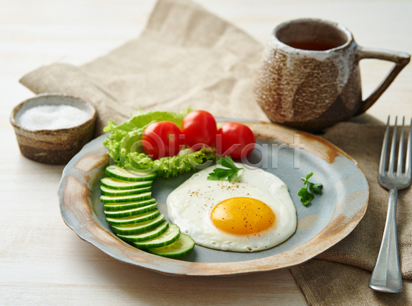 사람없음 JPG 포토 해외이미지 건강식 계란프라이 방울토마토 슬라이스 아침식사 오이 포크 흰배경