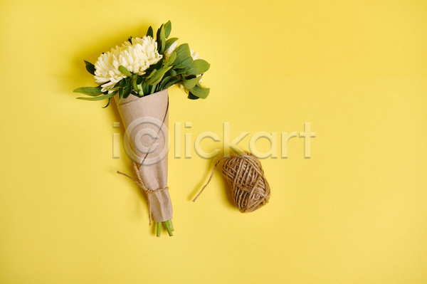 한명 JPG 포토 해외이미지 꽃 꽃다발 노란색 스타일 실내 실타래 포장지 플랫레이