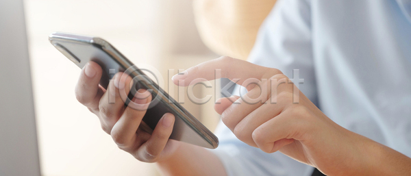 소통 스마트 행복 백인 사람 사람없음 여자 JPG 포토 해외이미지 검색 네트워크 독서 메시지 모바일 미소 방 비즈니스 사이버 상점 셀룰러 소셜 소파 스마트폰 스크린 앉기 업무 연결 온라인 응시 읽기 잡기 주택 타이핑 터치 텍스트 통신 해외포토 핸드폰 흰색