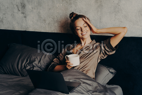여유 휴식 성인 성인여자한명만 여자 한명 JPG 앞모습 포토 해외이미지 눈감음 들기 상반신 실내 앉기 잠옷 집콕 침대