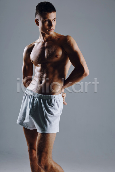 남자 백인 성인 성인남자한명만 한명 JPG 앞모습 포토 해외이미지 근육질 뒷짐 바디프로필 상반신 실내 포즈 회색배경