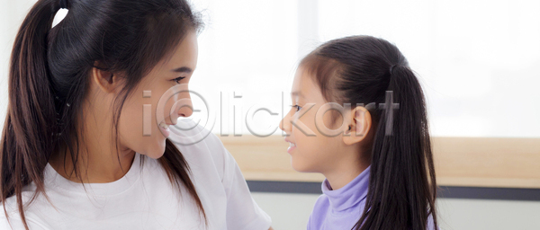 사랑 함께함 행복 동양인 두명 백인 사람 성인 어린이 여자 JPG 포토 해외이미지 2 가족 감정 결합 관계 긍정 돌봄 딸 라이프스타일 마주보기 미소 방 배너 세대 실내 아시아 얼굴 엄마 유치원 응시 자녀 장난 통신 표현 해외포토