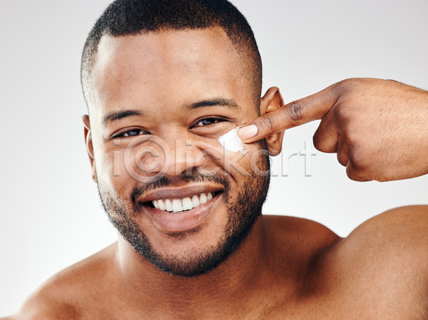남자 서양인 성인 성인남자한명만 한명 JPG 앞모습 포토 해외이미지 근육질 미소(표정) 바르기 뷰티 상반신 수분크림 스킨케어 피부관리