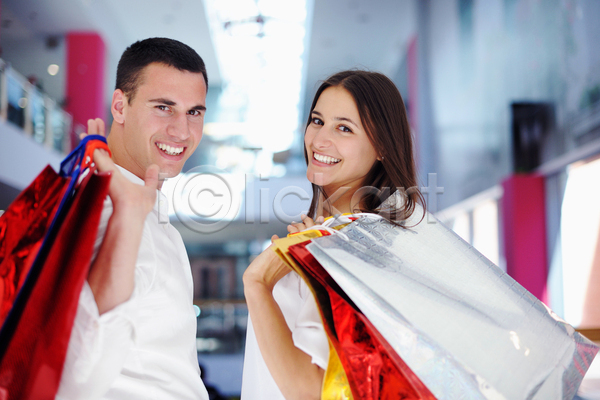 기쁨 행복 남자 두명 성인 성인만 여자 JPG 옆모습 포토 해외이미지 들기 라이프스타일 상반신 쇼핑 쇼핑몰 쇼핑백 커플