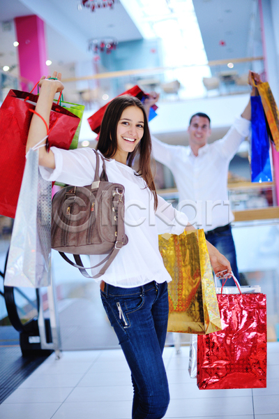기쁨 행복 남자 두명 성인 성인만 여자 JPG 포토 해외이미지 들기 라이프스타일 만세 상반신 쇼핑 쇼핑몰 쇼핑백 커플