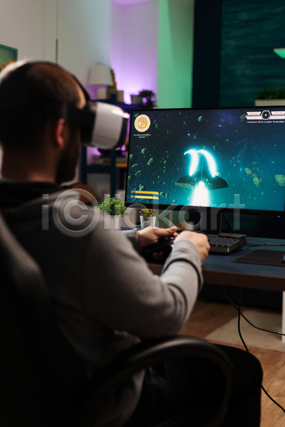 스마트 남자 성인 성인남자한명만 한명 JPG 뒷모습 포토 해외이미지 VR기기 가상현실 게임 상반신 앉기 오큘러스 웨어러블 조이스틱 착용 컴퓨터 하이테크