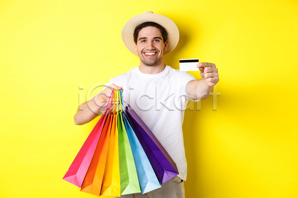 집중 남자 서양인 성인 성인남자한명만 한명 JPG 앞모습 포토 해외이미지 들기 보여주기 사각형 상반신 쇼핑 쇼핑백 신용카드 웃음 주목 프레임