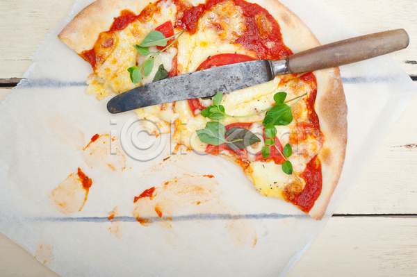 사람없음 JPG 포토 하이앵글 해외이미지 나무배경 나이프 마르게리타피자 실내 종이호일 패스트푸드 피자