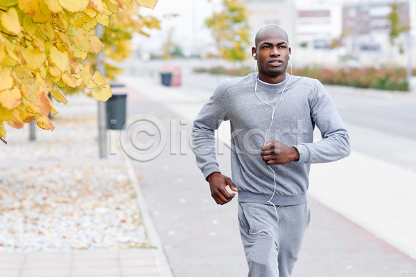 남자 사람 성인 한명 JPG 포토 해외이미지 1 건강 검은색 근육질 달리기 달리기선수 라이프스타일 스포츠 신체 야외 연습 운동 웰빙 응시 조깅 헤드폰