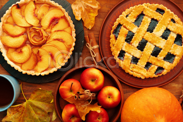 사람없음 JPG 포토 하이앵글 해외이미지 나무배경 낙엽 디저트 라즈베리파이 사과 사과파이 실내 애플파이 파이(빵)