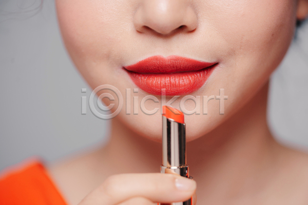 동양인 성인 성인여자한명만 여자 한명 JPG 앞모습 포토 해외이미지 들기 립스틱 뷰티 상반신 실내 화장