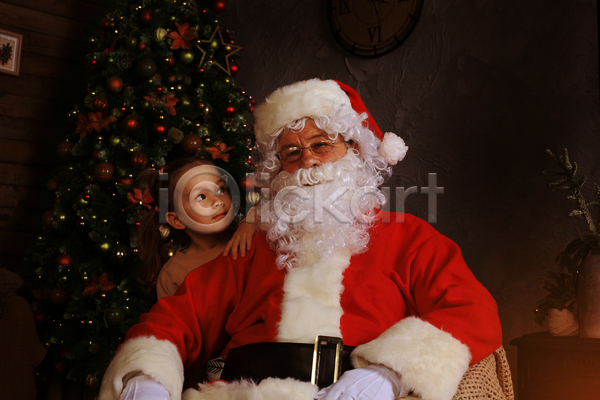 남자 노년 두명 소녀(어린이) 어린이 여자 JPG 앞모습 포토 해외이미지 산타클로스 상반신 실내 안경낌 앉기 응시 크리스마스