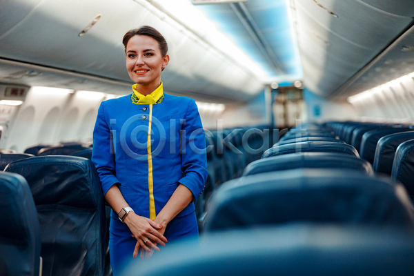 성인 여자 한명 JPG 아웃포커스 앞모습 포토 해외이미지 비행기 비행기내부 상반신 서기 승무원 여행 유니폼 의자 항공