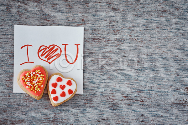 사랑 사람없음 JPG 포토 해외이미지 나무배경 발렌타인데이 빨간색 손글씨 영어 종이 쪽지 카피스페이스 쿠키 프로스팅 프로포즈 하트