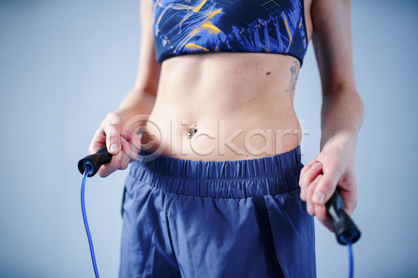 성인 성인여자한명만 여자 한명 JPG 앞모습 포토 해외이미지 들기 상반신 실내 잡기 줄넘기 파란배경