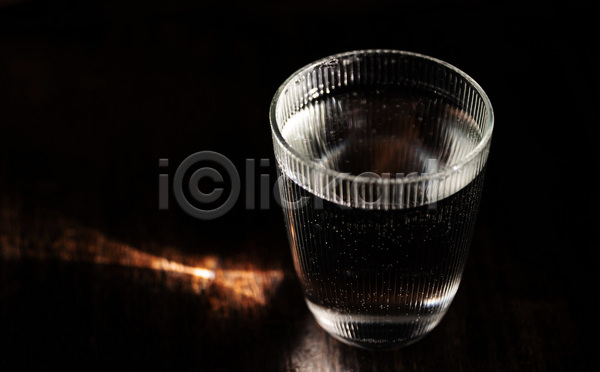 떨어짐 사람없음 JPG 포토 해외이미지 거품 건강 내추럴 물 반사 백그라운드 빛 액체 오브젝트 유리 음료 젖음 추상 탁자