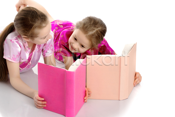 함께함 두명 백인 소녀(어린이) 소녀만 어린이 여자 JPG 앞모습 옆모습 포토 해외이미지 독서 상반신 실내 엎드리기 자매 전신 책 흰배경