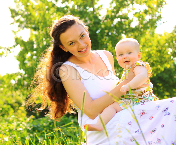 함께함 행복 두명 성인 아기 여자 여자만 JPG 앞모습 옆모습 포토 해외이미지 들어올리기 모녀 상반신 앉기 야외 전신 주간