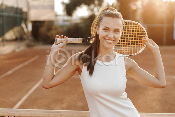 경쟁 백인 사람 성인 여자 한명 JPG 포토 해외이미지 1 가로 건강 게임 경기 고립 공 놀이 라이프스타일 라켓 모션 법정 서기 스포츠 야외 여름(계절) 운동 운동복 잡기 테니스 테니스라켓 포즈 플레이어 흰색