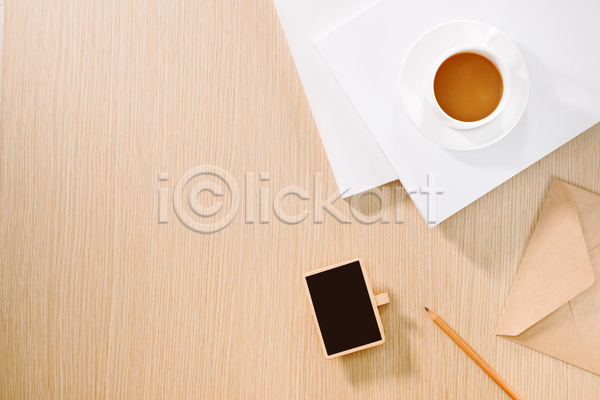티타임 사람없음 JPG 포토 해외이미지 나무배경 실내 연필 커피 커피잔 팻말 편지봉투