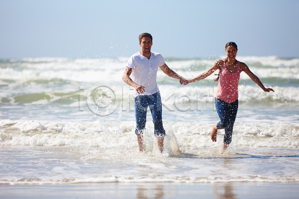 여유 즐거움 함께함 휴식 20대 남자 두명 백인 성인 성인만 여자 JPG 앞모습 포토 해외이미지 갈색머리 달리기 바다 손잡기 야외 여름(계절) 전신 주간 커플 튀는물